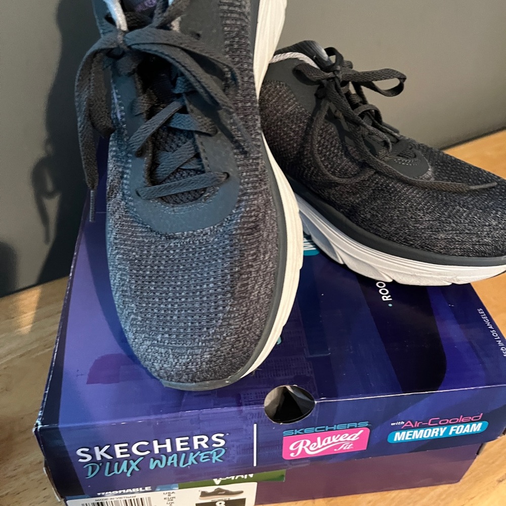 Size 8 medium Skechers D’Lux Walker with air-cooled memory foam - Picture 2 of 7